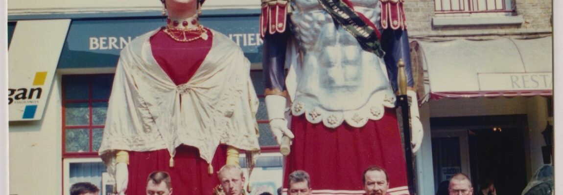 2 anciens porteurs de géants dans archives d’un buveur de bières